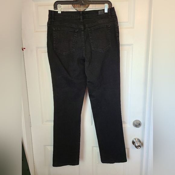(753) Lee Woman's Relaxed Fit Straight Leg Jeans, Size: 14 Color: Black - Picture 10 of 14
